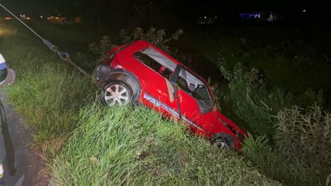 Carro Roda E Cai Em Barranco De Metros Na Br Em Joinville