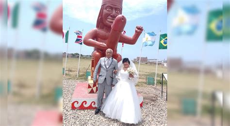 Esposos sellan su amor en escultura del Huaco Erótico en La Libertad