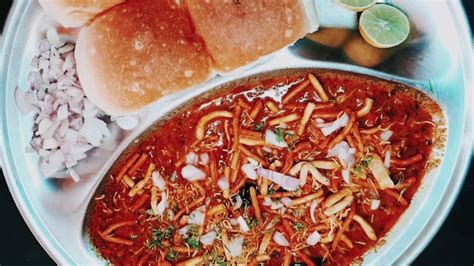 Misal Pav Recipe मिसळ पाव रेसिपी Famous Special Recipe Kitchen Foodie