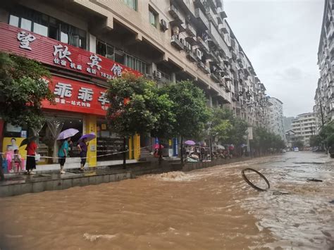 四川达州暴雨致一家四口被困 当地政府组织营救疏散至安全地带 封面新闻