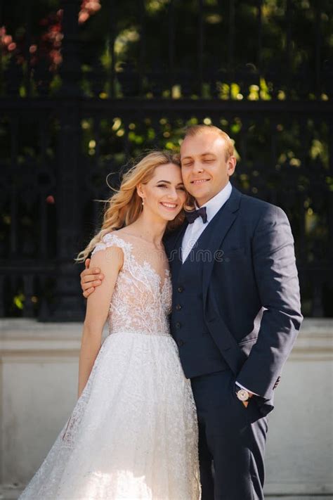 Os Pares Novos Felizes Em Seu Dia Do Casamento Passam O Tempo No Parque