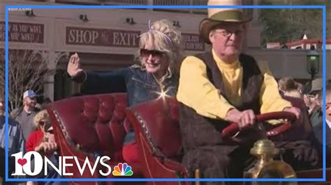 Dolly Parton Leads Parade Through Dollywood Youtube