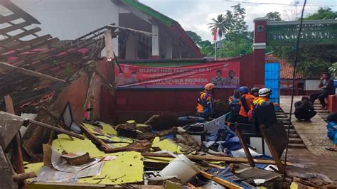 Death Toll In Indonesia Earthquake Rises To 162 Hundreds Injured Says