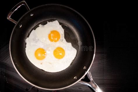 Three Fried Eggs In A Frying Pan Stock Image Image Of Dieting Heat 142219395