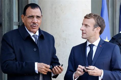 Emmanuel Macron Soutient Mohamed Bazoum Apr S Le Coup D Etat Au Niger