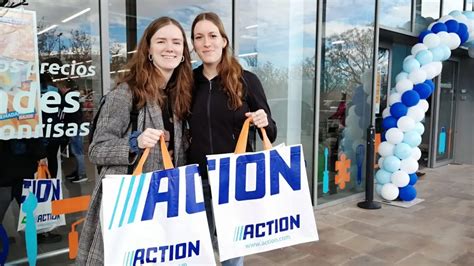 Filas En La Apertura De La Tienda De Bajo Coste Action En Zaragoza En