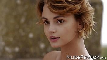 Preciosa pelirroja provoca con sus tetas naturales y su suave coño XVIDEOS