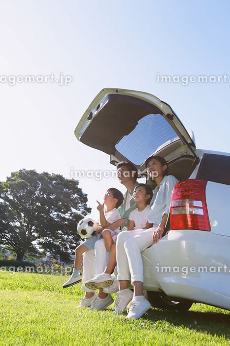 車で出かける家族の写真素材 129075099 イメージマート