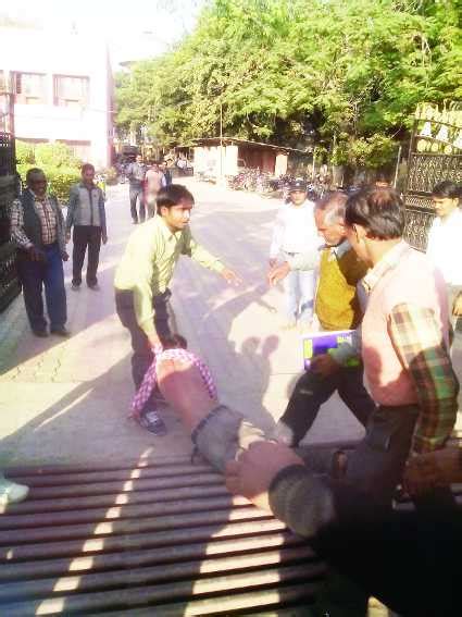 Bicycle Parking Lot Across From The Young Man Beating पार्किंग से साइकिल पार करते युवक की