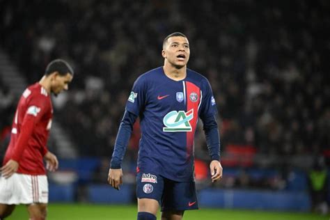 Foot Touché face à Brest Kylian Mbappé n a pas participé à l