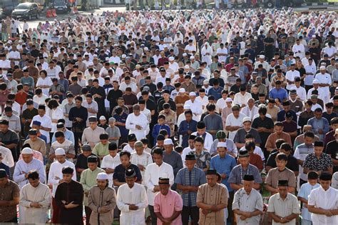 Umat Muslim Manado Salat Idul Fitri Syawal H Di Mapolda Sulut