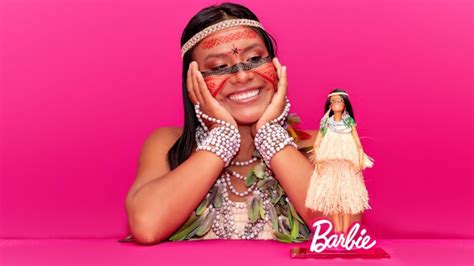 Celebrando Seus 65 Anos Barbie Cria Primeira Boneca Inspirada Em Uma