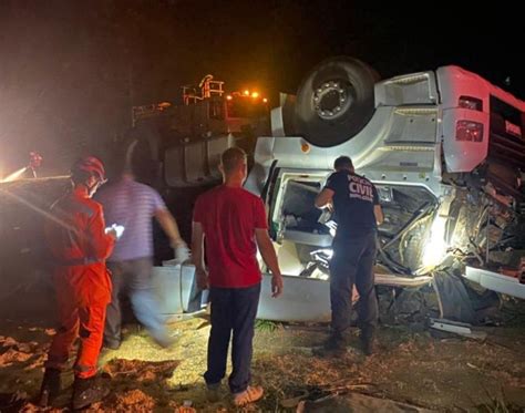 Caminhoneiro morre após capotamento de carreta na MG 235 no trevo entre