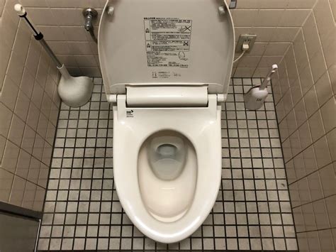 洋式トイレの便座はどの位置にあるのが正しいのか･･･ こもろぐ