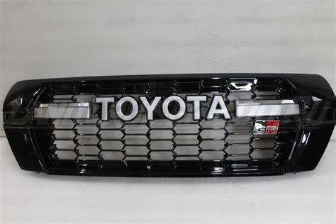 Решетка радиатора на Land Cruiser 200 (2008-2015) дизайн TLC300 GR Sport