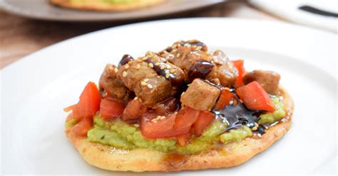 Tortas de inés rosales con atún en salsa de soja guacamole y tomate