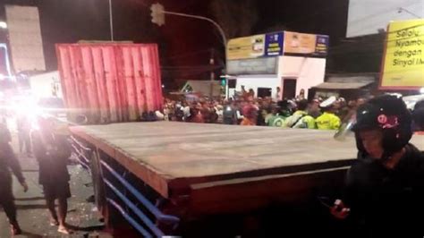 Kronologi Kecelakaan Di Exit Tol Bawen Truk Rem Blong Tabrak 4 Mobil