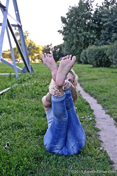 Mature Barefoot Eva Makes Foot Show On The Grass Part 6 Of 6 Barefoot Show Clips4sale