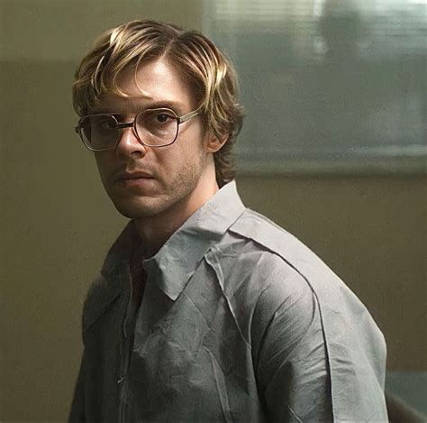 Evan Peters Stars As Serial Killer Jeffrey Dahmer In New Netflix Series