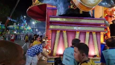 Vídeo Carro da Porto da Pedra tem problemas na Sapucaí Carnaval gshow