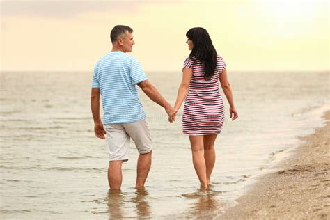 Un Couple Heureux Et Mature Qui Passe Du Temps Sur La Plage Espace Pour Le Texte Image Stock
