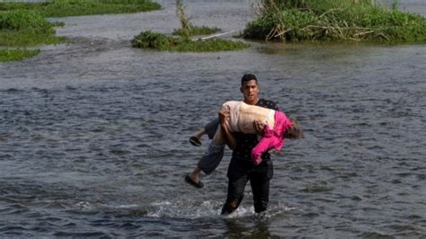 La Historia Detrás De La Dramática Foto De Una Anciana Venezolana Que Cruzó En Brazos De Un