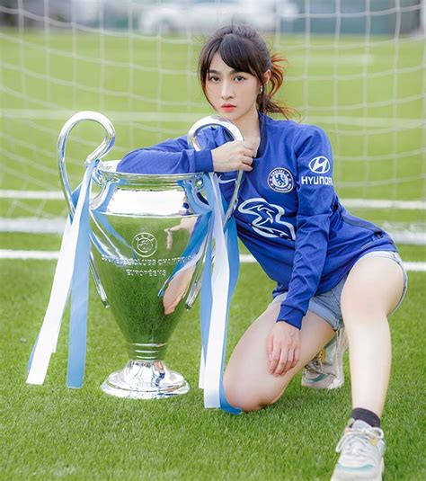 Hot girl mê Chelsea Minh Châu tung ảnh bikini nếu đội nhà vô địch C1