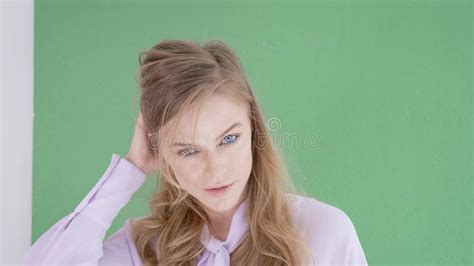 Portrait D Une Jeune Femme Blonde Attirante Avec Les Longs Cheveux Avec