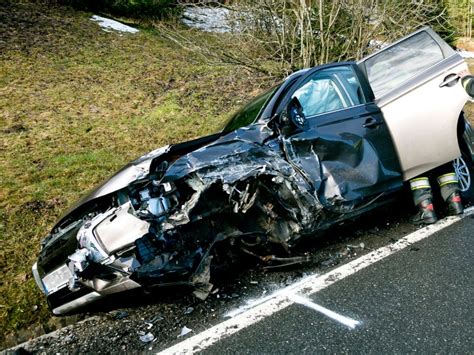 Schwerer Unfall In Schwarzenberg Drei Verletzte V Vol At