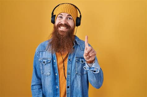 Homem Caucasiano Barba Longa Ouvindo M Sica Usando Fones De Ouvido