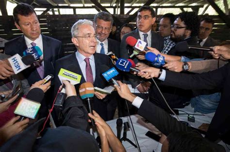 Lvaro Uribe Se Defiende En La Rueda De Prensa De Rionegro