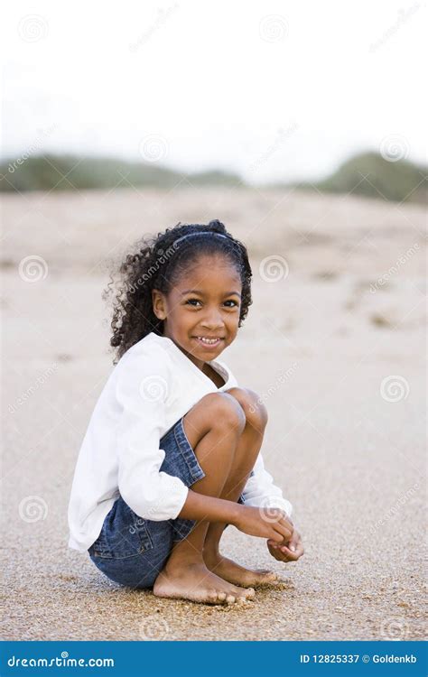 Fille Afro Am Ricaine Mignonne De Six Ans Sur Le Sable Image Stock