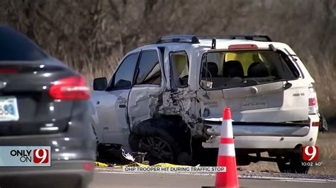 Auto A Folle Velocit Contro Vettura Ferma A Posto Di Blocco