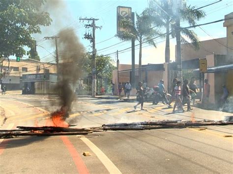 G Moradores Protestam Contra Pris O De Jovens No Bairro Grande