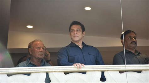 After Shah Rukh Khan Salman Khan Greets His Sea Of Fans With Dad Salim