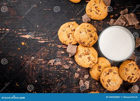 Galletas Caseras Con Trozos De Chocolate De Leche Y Un Vaso De Leche