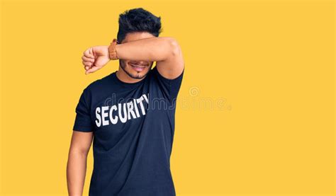 Guapo Joven Latinoamericano Vestido Con Camiseta De Seguridad Sonriendo