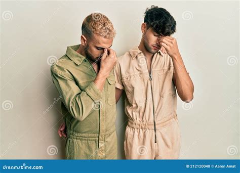 Homosexual Gay Pareja De Pie Juntos Usando Casual Jumpsuit Cansado Frotando La Nariz Y Los Ojos