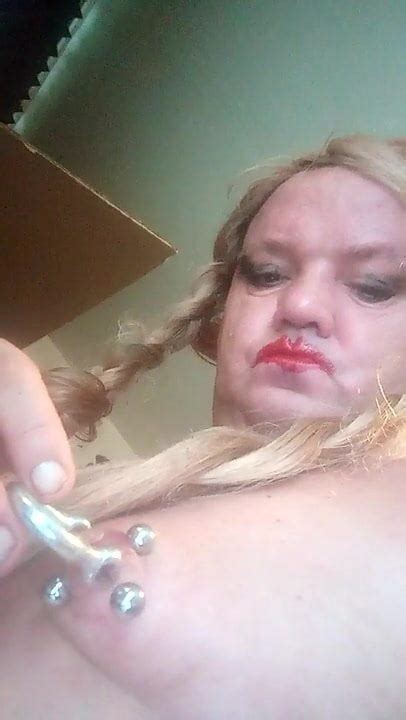 Allxtreme Nippelpiercing roter Lippenstift Sissy blonde Zöpfe xHamster