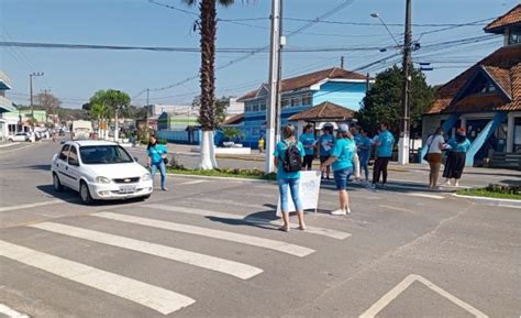 Professoras da rede municipal fizeram panfletaço na manhã deste