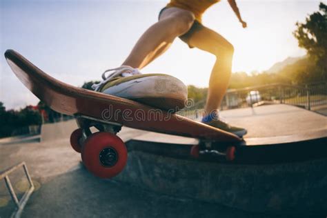 Skater Que Skateboarding Na Rampa Do Skatepark Imagem De Stock Imagem