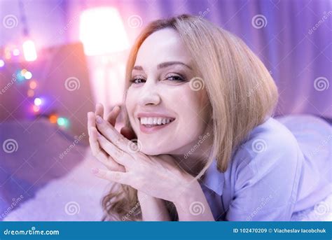 Rire Avec Plaisir De Femme Et Ses Yeux Shinning Image Stock Image Du