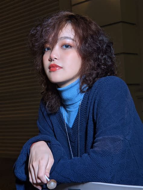 Danh tính hot girl làm sống lại trào lưu Yahoo FS những năm 2000 gây bão mạng