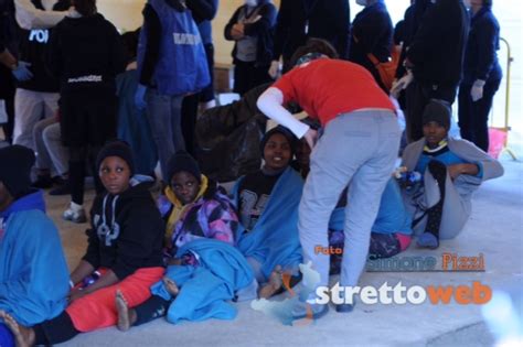 Maxi Sbarco A Reggio Arrivati Al Porto 906 Migranti 300 Con La