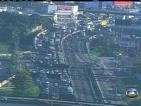 Vídeo Acidente complica trânsito na rodovia Washington Luiz Bom Dia