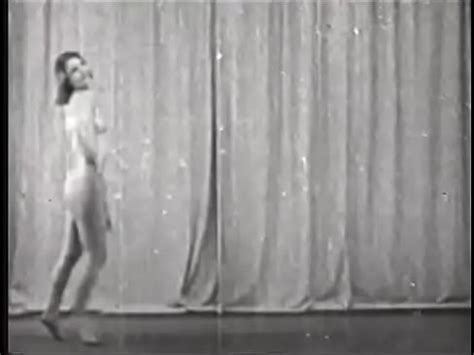 Beautiful Dark Haired Chick Loves To Dance Naked On Stage XNXX