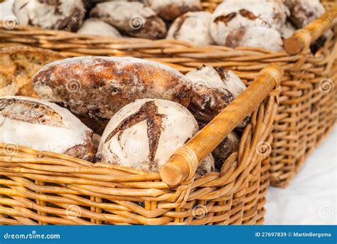 Vers Gebakken Brood In Manden Stock Afbeelding Image Of Bakkerij