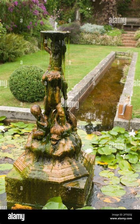 Italian garden with fountain Stock Photo - Alamy