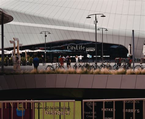 Navigating the new shopping district at 63rd and lex 7