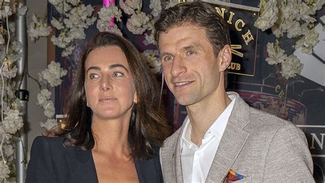 Statt Oktoberfest Party mit Thomas Müller Ehefrau Lisa feiert großen